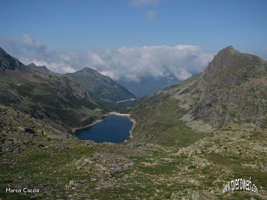 12_Lago Colombo incastonato tra i monti.JPG